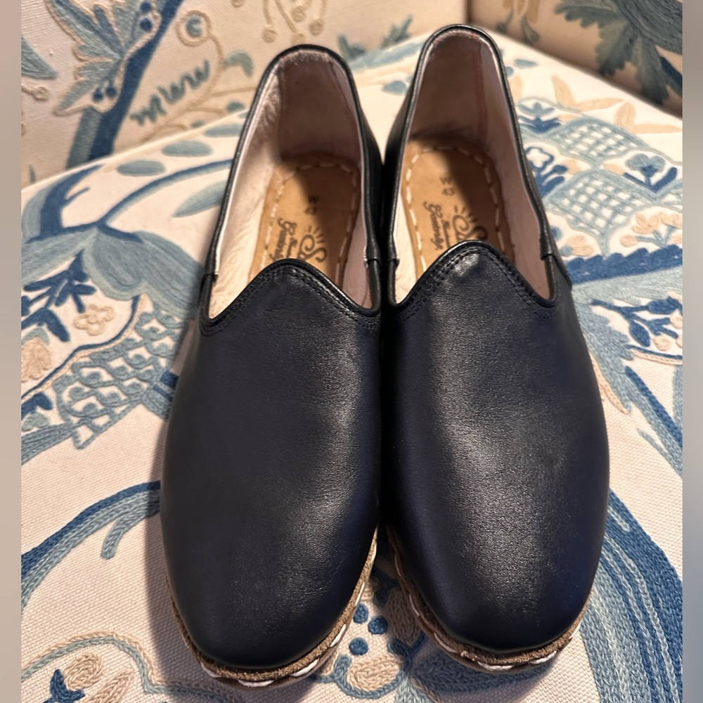 Sabah flats in Glove Black.  Like New! SZ 43/11